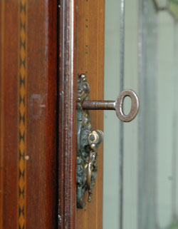 ステンドグラスの美しさに思わずうっとり。たっぷり飾れる満足ショーケース