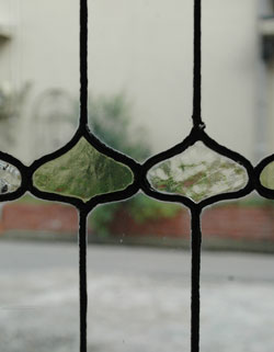 ステンドグラスの美しさに思わずうっとり。たっぷり飾れる満足ショーケース