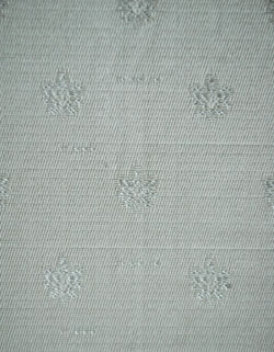 ステンドグラスの美しさに思わずうっとり。たっぷり飾れる満足ショーケース