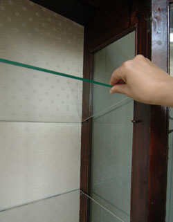 ステンドグラスの美しさに思わずうっとり。たっぷり飾れる満足ショーケース