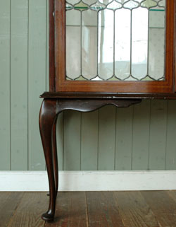 ステンドグラスの美しさに思わずうっとり。たっぷり飾れる満足ショーケース