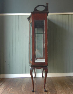 ステンドグラスの美しさに思わずうっとり。たっぷり飾れる満足ショーケース