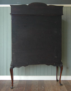 ステンドグラスの美しさに思わずうっとり。たっぷり飾れる満足ショーケース