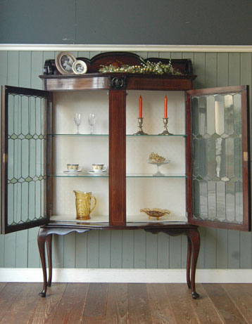 ステンドグラスの美しさに思わずうっとり。たっぷり飾れる満足ショーケース