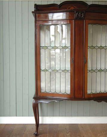 ステンドグラスの美しさに思わずうっとり。たっぷり飾れる満足ショーケース