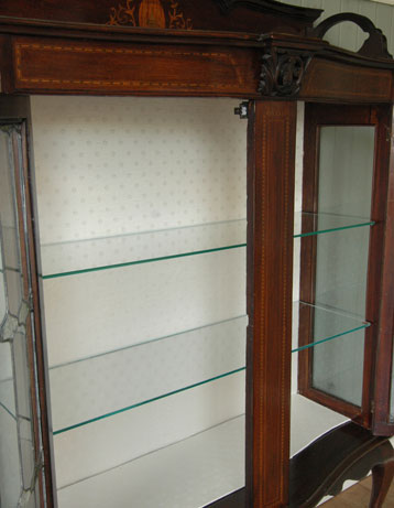 ステンドグラスの美しさに思わずうっとり。たっぷり飾れる満足ショーケース