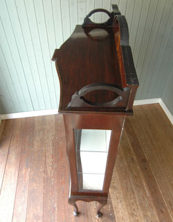 ステンドグラスの美しさに思わずうっとり。たっぷり飾れる満足ショーケース