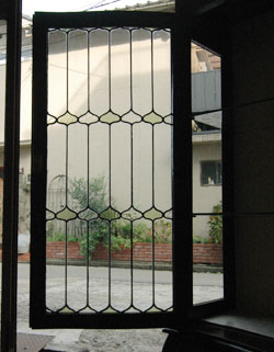 ステンドグラスの美しさに思わずうっとり。たっぷり飾れる満足ショーケース