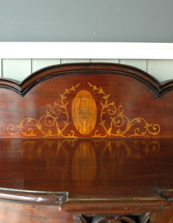 ステンドグラスの美しさに思わずうっとり。たっぷり飾れる満足ショーケース