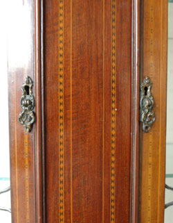 ステンドグラスの美しさに思わずうっとり。たっぷり飾れる満足ショーケース