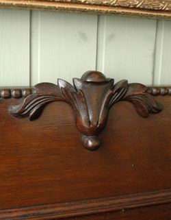 落ち着いた華やかさが美しい収納力抜群なアンティーク サイドボード