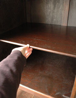 落ち着いた華やかさが美しい収納力抜群なアンティーク サイドボード