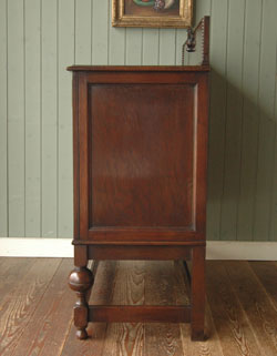 落ち着いた華やかさが美しい収納力抜群なアンティーク サイドボード