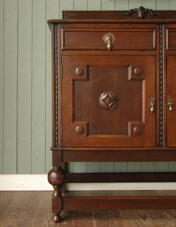 落ち着いた華やかさが美しい収納力抜群なアンティーク サイドボード