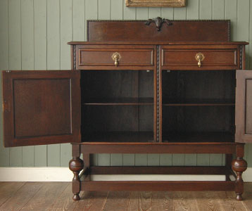 落ち着いた華やかさが美しい収納力抜群なアンティーク サイドボード