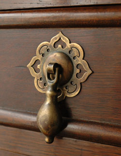 落ち着いた華やかさが美しい収納力抜群なアンティーク サイドボード