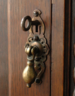 落ち着いた華やかさが美しい収納力抜群なアンティーク サイドボード