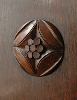 落ち着いた華やかさが美しい収納力抜群なアンティーク サイドボード