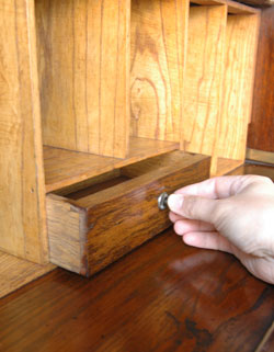 本棚と机。両方欲しい人のためのビューローブックケース