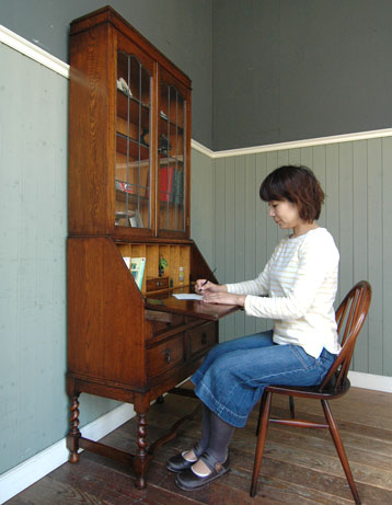 本棚と机。両方欲しい人のためのビューローブックケース