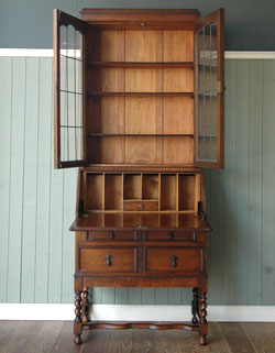 本棚と机。両方欲しい人のためのビューローブックケース