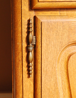 フランスの上品さと美しさが詰まった実用的なアンティークキャビネット