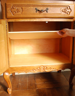 フランスの上品さと美しさが詰まった実用的なアンティークキャビネット