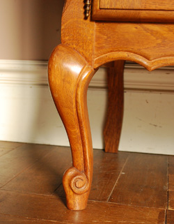 フランスの上品さと美しさが詰まった実用的なアンティークキャビネット