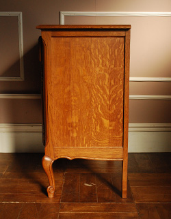 フランスの上品さと美しさが詰まった実用的なアンティークキャビネット