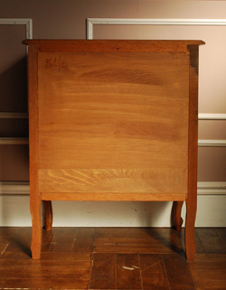 フランスの上品さと美しさが詰まった実用的なアンティークキャビネット