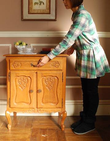 フランスの上品さと美しさが詰まった実用的なアンティークキャビネット