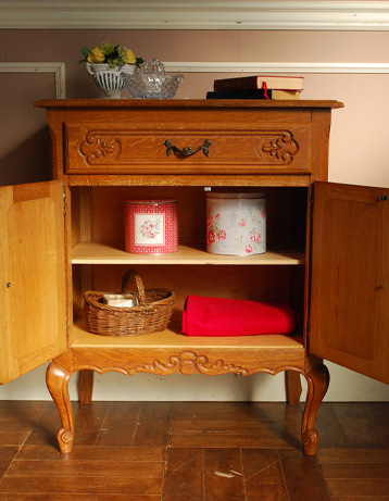 フランスの上品さと美しさが詰まった実用的なアンティークキャビネット