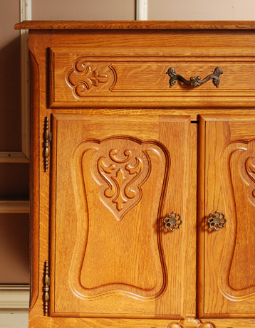 フランスの上品さと美しさが詰まった実用的なアンティークキャビネット