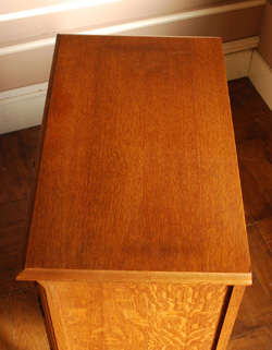 フランスの上品さと美しさが詰まった実用的なアンティークキャビネット