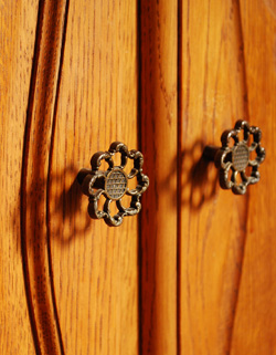 フランスの上品さと美しさが詰まった実用的なアンティークキャビネット