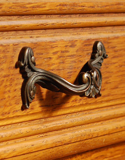 フランスの上品さと美しさが詰まった実用的なアンティークキャビネット