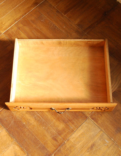 フランスの上品さと美しさが詰まった実用的なアンティークキャビネット