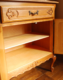 フランスの上品さと美しさが詰まった実用的なアンティークキャビネット