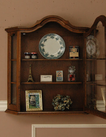 落ち着いた美しい雰囲気が魅力的
壁を彩るアンティーク ウォールキャビネット