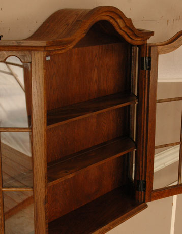 落ち着いた美しい雰囲気が魅力的
壁を彩るアンティーク ウォールキャビネット