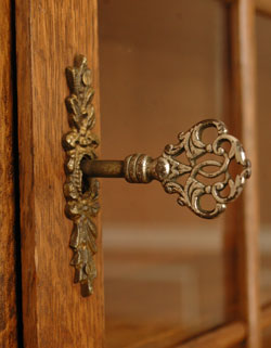 落ち着いた美しい雰囲気が魅力的
壁を彩るアンティーク ウォールキャビネット