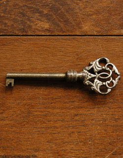 落ち着いた美しい雰囲気が魅力的
壁を彩るアンティーク ウォールキャビネット