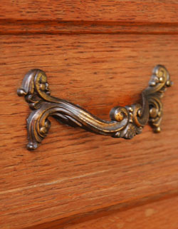 ワンランク上の上質な雰囲気を演出。フランスの優雅なアンティークキャビネット