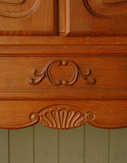 ワンランク上の上質な雰囲気を演出。フランスの優雅なアンティークキャビネット