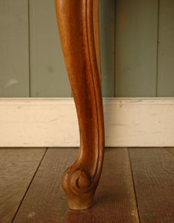 ワンランク上の上質な雰囲気を演出。フランスの優雅なアンティークキャビネット