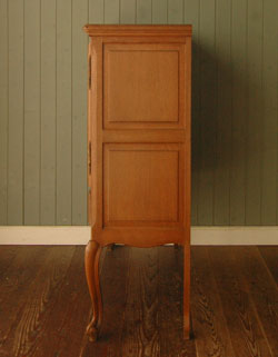 ワンランク上の上質な雰囲気を演出。フランスの優雅なアンティークキャビネット