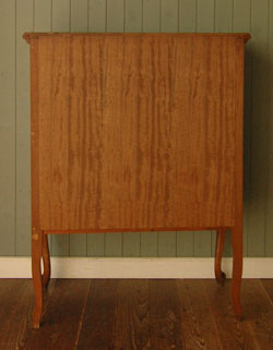 ワンランク上の上質な雰囲気を演出。フランスの優雅なアンティークキャビネット