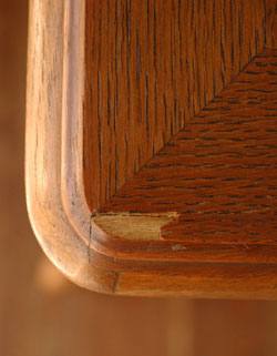 ワンランク上の上質な雰囲気を演出。フランスの優雅なアンティークキャビネット