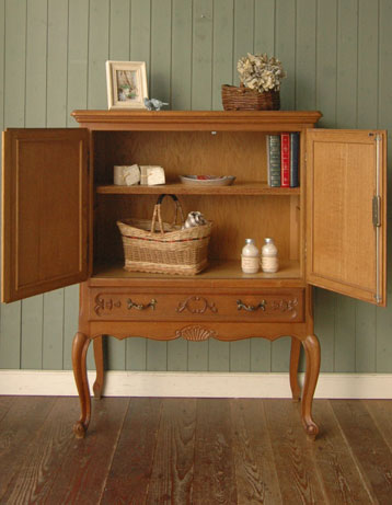 ワンランク上の上質な雰囲気を演出。フランスの優雅なアンティークキャビネット