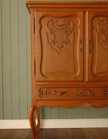 ワンランク上の上質な雰囲気を演出。フランスの優雅なアンティークキャビネット